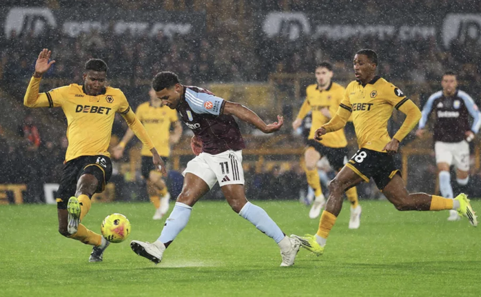 Wolverhampton quật ng&atilde; đội hạng ba Aston Villa, Ngoại hạng Anh sốc nặng - Ảnh 1.