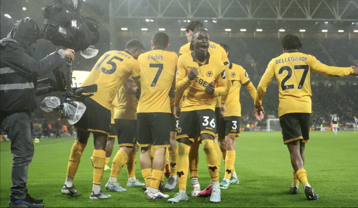 Wolverhampton quật ng&atilde; đội hạng ba Aston Villa, Ngoại hạng Anh sốc nặng - Ảnh 4.