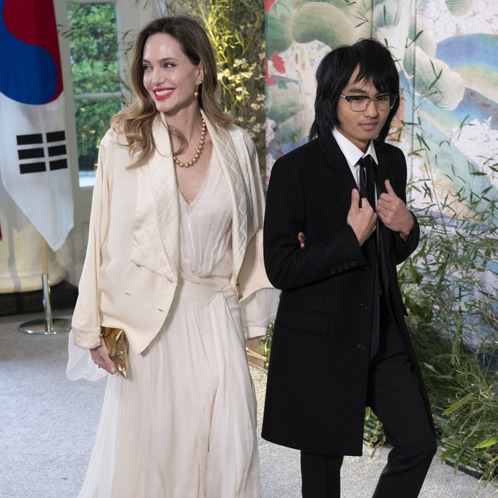 Con ruột lẫn con nuôi của Brad Pitt và Angelina Jolie thi nhau bỏ họ cha - Ảnh 1.