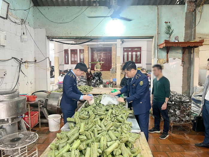 Khởi tố vụ sản xuất giò chả chứa hàn the, tang vật hơn 1,2 tấn - Ảnh 2.