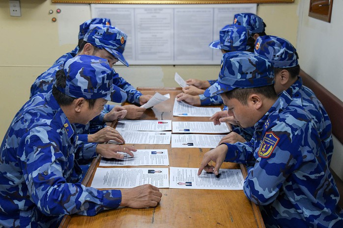 Cử tri Tàu CSB 6008 bỏ phiếu bầu cử ngay trên biển - Ảnh 2.