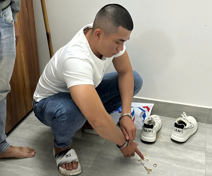 Thanh niên đi xe SH khống chế người phụ nữ, cướp vàng giữa đường vắng - Ảnh 1.