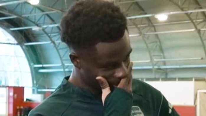 Saka kìm nén nước mắt khi nhận quà đặc biệt trong ngày trọng đại - Ảnh 1.