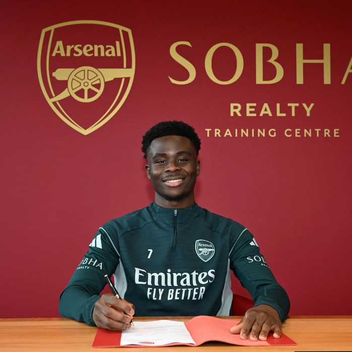 Saka kìm nén nước mắt khi nhận quà đặc biệt trong ngày trọng đại - Ảnh 2.