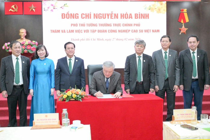 Ph&oacute; Thủ tướng thường trực Nguyễn H&ograve;a B&igrave;nh l&agrave;m việc tại VRG - Ảnh 4.