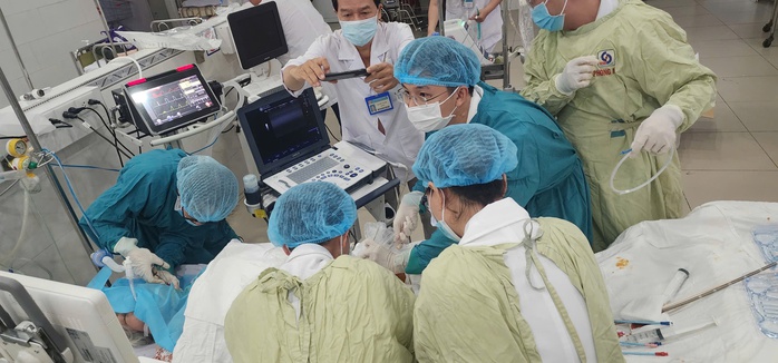 Bác sĩ thiết lập ECMO trong 20 phút, cứu sống nhiều ca ngừng tim nguy kịch - Ảnh 2.