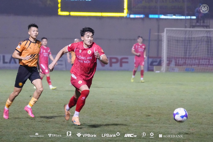 Derby rực lửa, nhóm cuối “nghẹt thở” vì trụ hạng - Ảnh 1.