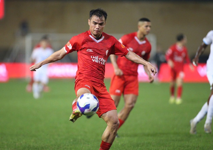 Derby rực lửa, nhóm cuối “nghẹt thở” vì trụ hạng - Ảnh 2.