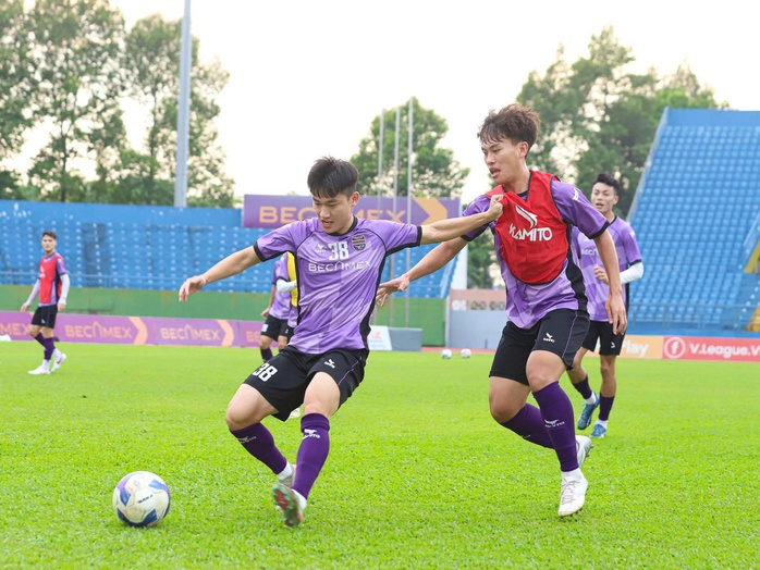 Derby rực lửa, nhóm cuối “nghẹt thở” vì trụ hạng - Ảnh 3.