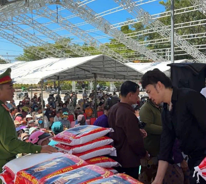 NSƯT Kim Tiểu Long trao tặng 10 tấn gạo v&agrave; qu&agrave; cho b&agrave; con n&ocirc;ng d&acirc;n ngh&egrave;o tại L&acirc;m Đồng - Ảnh 4.