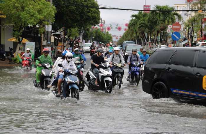 Mưa trái mùa gây ngập và thiệt hại muối ở Cà Mau năm 2026 - Ảnh 1.
