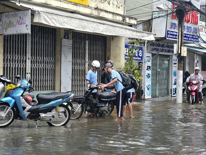 Mưa trái mùa gây ngập và thiệt hại muối ở Cà Mau năm 2026 - Ảnh 12.