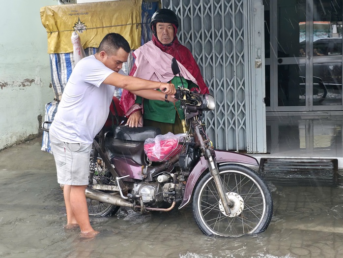 Mưa trái mùa gây ngập và thiệt hại muối ở Cà Mau năm 2026 - Ảnh 13.