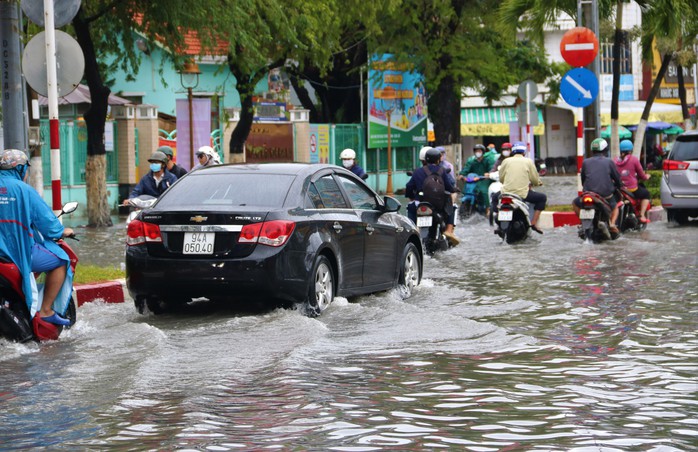 Mưa trái mùa gây ngập và thiệt hại muối ở Cà Mau năm 2026 - Ảnh 2.