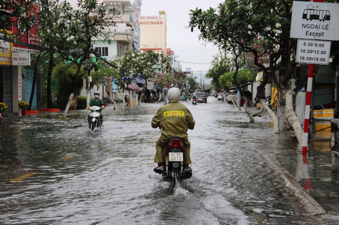 Mưa trái mùa gây ngập và thiệt hại muối ở Cà Mau năm 2026 - Ảnh 3.