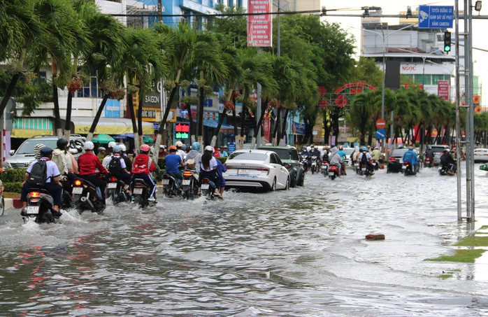 Mưa trái mùa gây ngập và thiệt hại muối ở Cà Mau năm 2026 - Ảnh 4.