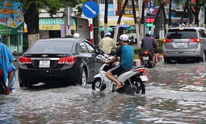 Mưa trái mùa gây ngập và thiệt hại muối ở Cà Mau năm 2026 - Ảnh 7.