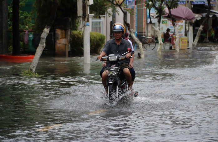 Mưa trái mùa gây ngập và thiệt hại muối ở Cà Mau năm 2026 - Ảnh 9.