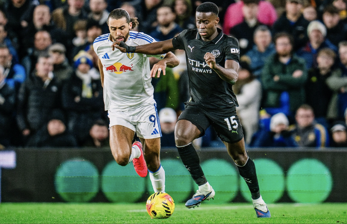 Nhọc nhằn đ&aacute;nh bại Leeds United, Man City b&aacute;m đuổi ng&ocirc;i đầu Ngoại hạng - Ảnh 2.