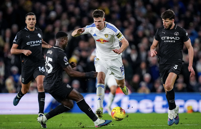 Nhọc nhằn đ&aacute;nh bại Leeds United, Man City b&aacute;m đuổi ng&ocirc;i đầu Ngoại hạng - Ảnh 1.