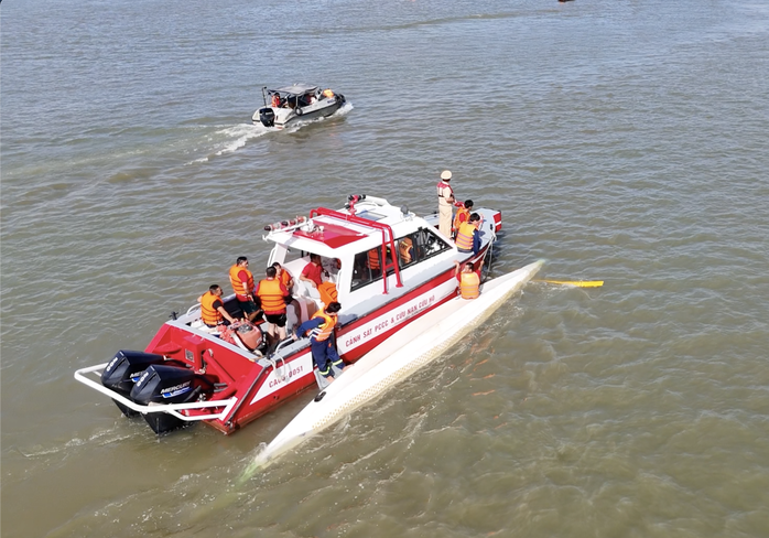 Lật thuyền đua tr&ecirc;n s&ocirc;ng Đồng Nai, 12 vận động vi&ecirc;n rơi xuống s&ocirc;ng - Ảnh 2.