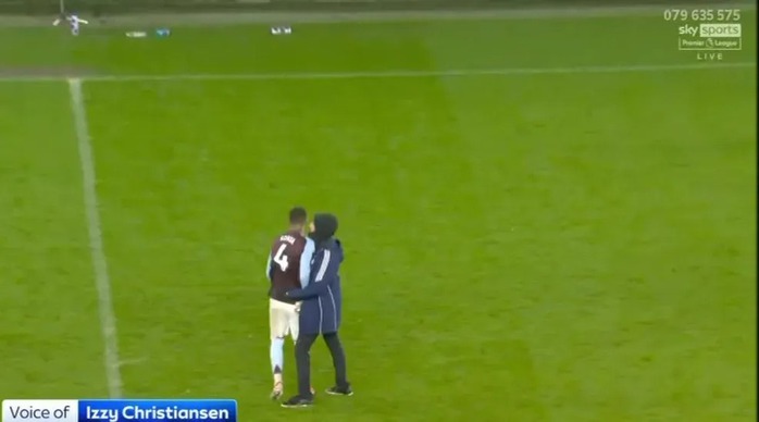 Thua đội ch&oacute;t bảng, thủ qu&acirc;n Aston Villa &ldquo;đối đầu&rdquo; CĐV nh&agrave; - Ảnh 2.