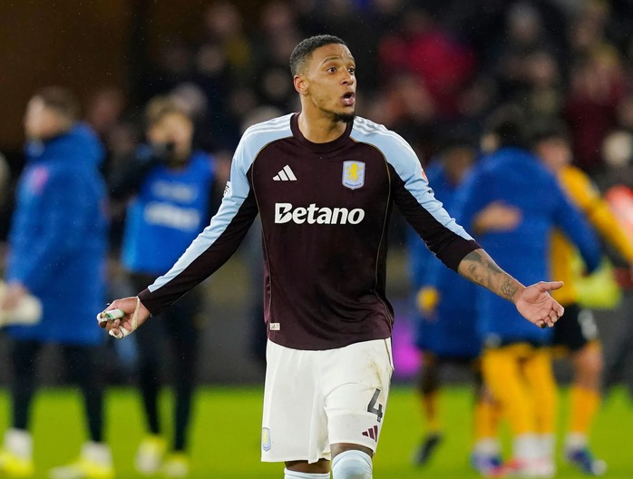 Thua đội ch&oacute;t bảng, thủ qu&acirc;n Aston Villa &ldquo;đối đầu&rdquo; CĐV nh&agrave; - Ảnh 3.