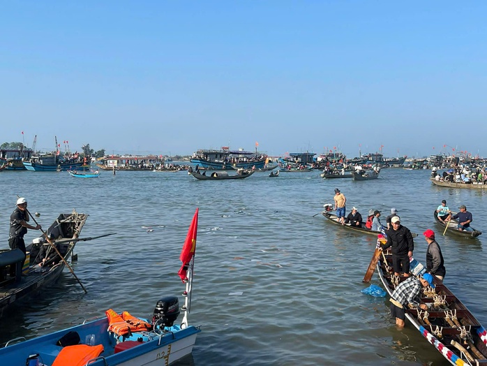 Giải đua ghe bị hủy vì chìm thuyền khiến 2 mẹ con tử vong - Ảnh 1.