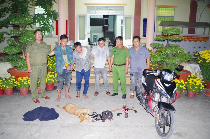 Trộm ch&oacute; d&ugrave;ng s&uacute;ng điện v&agrave; b&igrave;nh xịt cay chống trả c&ocirc;ng an T&acirc;y Ninh - Ảnh 1.