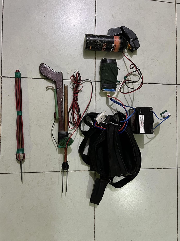 Trộm ch&oacute; d&ugrave;ng s&uacute;ng điện v&agrave; b&igrave;nh xịt cay chống trả c&ocirc;ng an T&acirc;y Ninh - Ảnh 2.