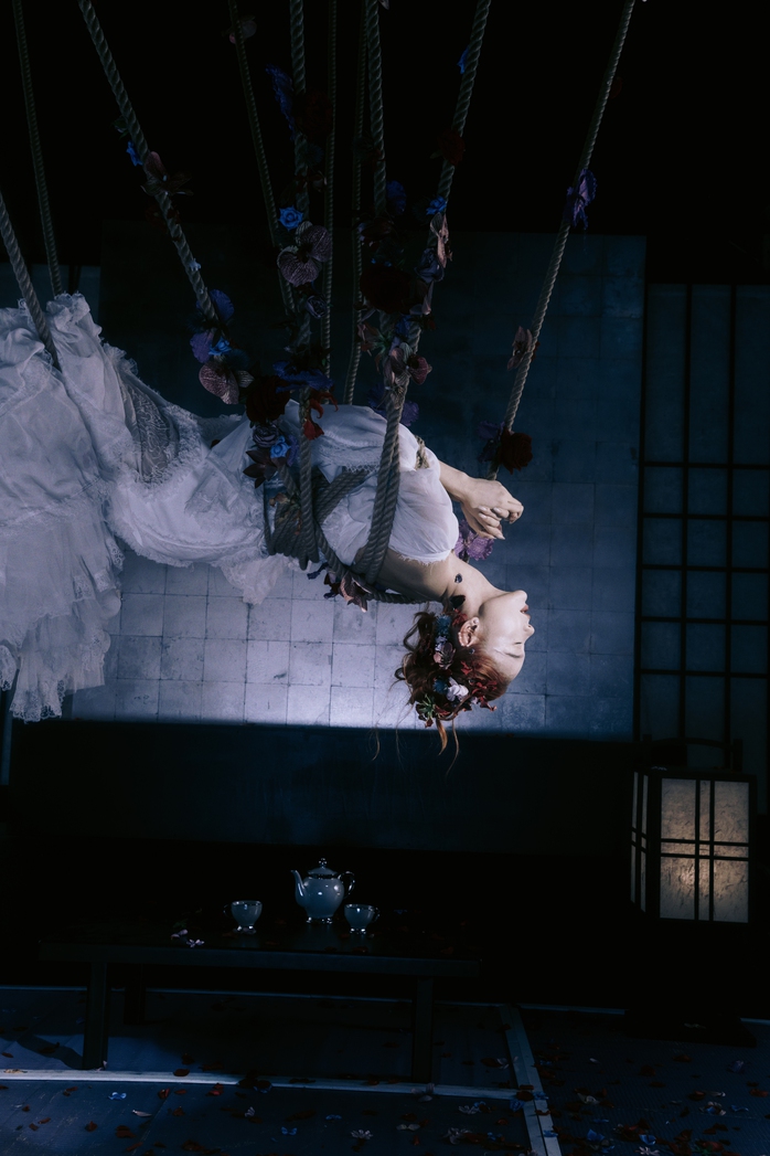 Minh Hằng bị trói treo ngược trên không trung, gây ám ảnh - Ảnh 3.