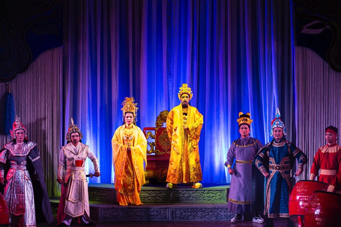 Khán giả thủ đô chào đón nghệ sĩ Đoàn Nghệ thuật cải lương Vàm Cỏ - Ảnh 2.