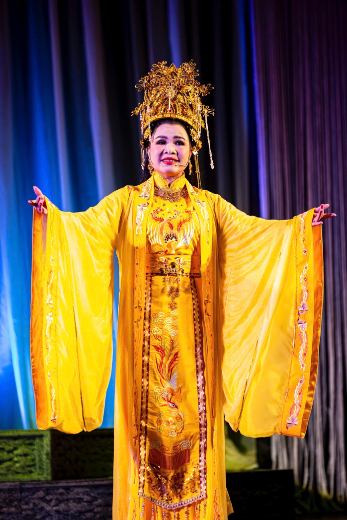 Khán giả thủ đô chào đón nghệ sĩ Đoàn Nghệ thuật cải lương Vàm Cỏ - Ảnh 4.