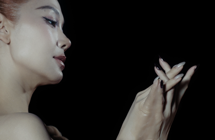 Minh Hằng bị trói treo ngược trên không trung, gây ám ảnh - Ảnh 2.