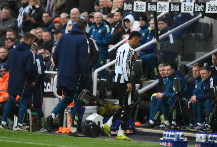 Sao Newcastle n&ocirc;n ngay tr&ecirc;n s&acirc;n, phải rời s&acirc;n khẩn cấp - Ảnh 2.