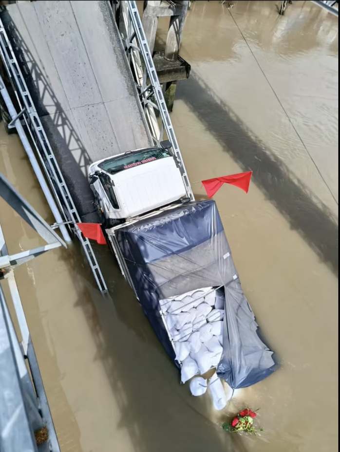 Xe tải chở gạo g&acirc;y sập cầu Cần Thơ , giao th&ocirc;ng t&ecirc; liệt nghi&ecirc;m trọng - Ảnh 2.