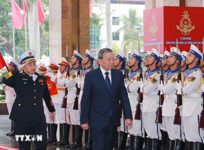 Tổng Bí thư Tô Lâm dự và trao danh hiệu Anh hùng LLVT nhân dân cho Quân chủng Hải quân - Ảnh 1.