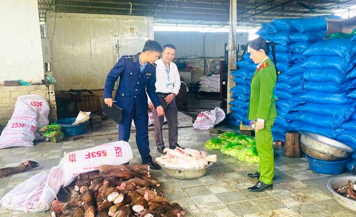 Ph&aacute;t hiện gần 6 tấn ch&acirc;n tr&acirc;u, b&ograve; bốc m&ugrave;i h&ocirc;i thối chuẩn bị đưa ra qu&aacute;n nhậu - Ảnh 1.