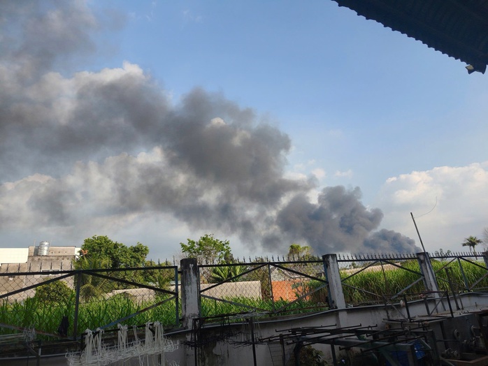 Ch&aacute;y lớn kho chứa nệm ở TPHCM v&agrave;o chiều 28 - 2 , Cảnh s&aacute;t nỗ lực dập lửa - Ảnh 2.