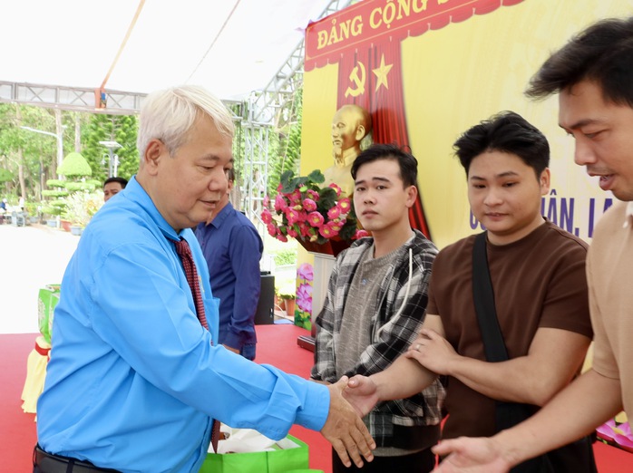 LĐLĐ TPHCM kết nạp 32 c&ocirc;ng nh&acirc;n, lao động ưu t&uacute; v&agrave;o Đảng tại Đặc khu C&ocirc;n Đảo - Ảnh 8.
