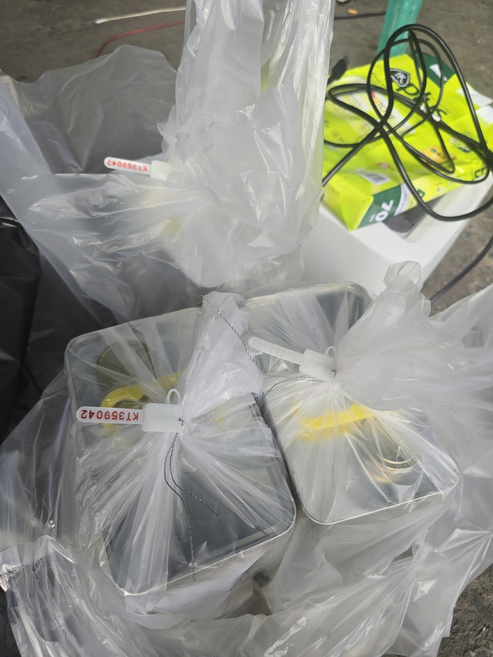 H&igrave;nh ảnh C&ocirc;ng an TPHCM ni&ecirc;m phong b&ecirc;n trong "tập đo&agrave;n" xăng giả - Ảnh 10.