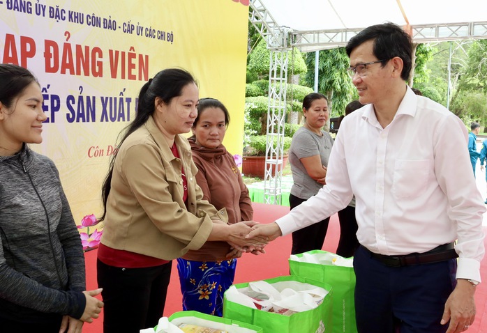 LĐLĐ TPHCM kết nạp 32 c&ocirc;ng nh&acirc;n, lao động ưu t&uacute; v&agrave;o Đảng tại Đặc khu C&ocirc;n Đảo - Ảnh 9.