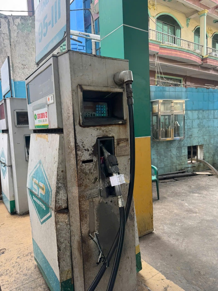 H&igrave;nh ảnh C&ocirc;ng an TPHCM ni&ecirc;m phong b&ecirc;n trong "tập đo&agrave;n" xăng giả - Ảnh 6.