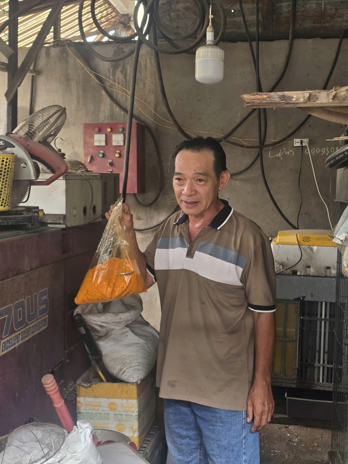 H&igrave;nh ảnh C&ocirc;ng an TPHCM ni&ecirc;m phong b&ecirc;n trong "tập đo&agrave;n" xăng giả - Ảnh 2.