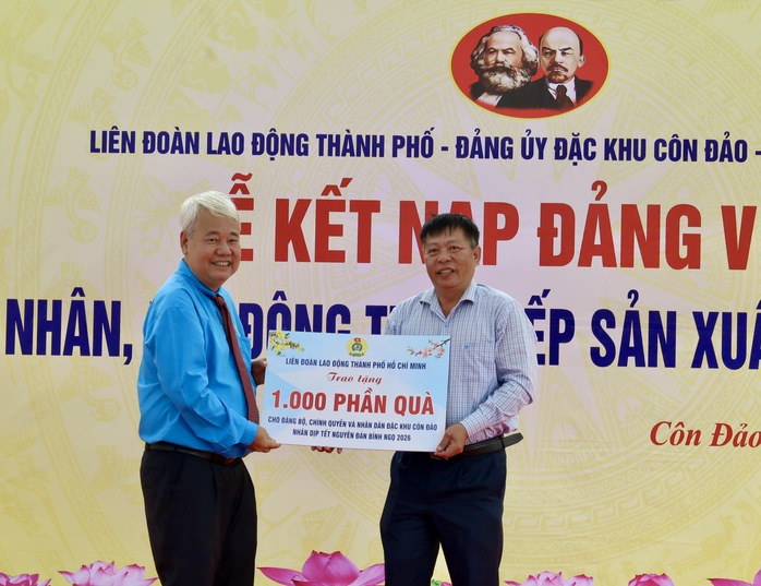 LĐLĐ TPHCM kết nạp 32 c&ocirc;ng nh&acirc;n, lao động ưu t&uacute; v&agrave;o Đảng tại Đặc khu C&ocirc;n Đảo - Ảnh 8.