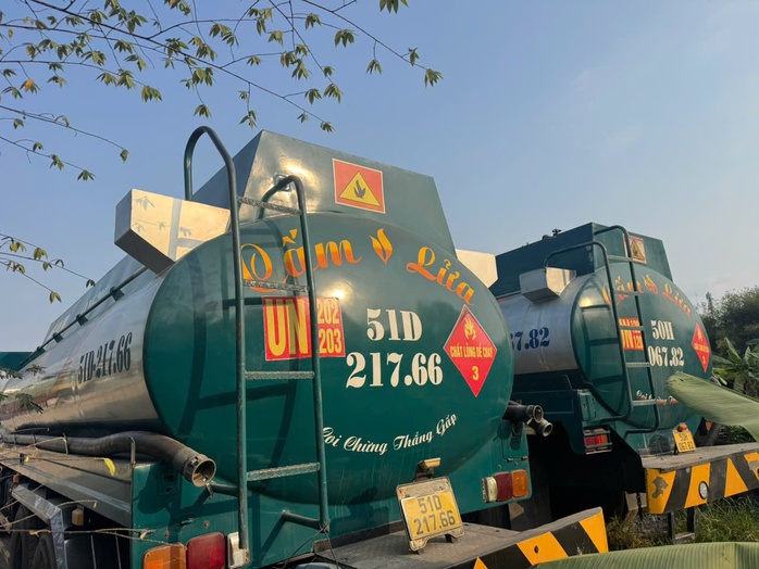 H&igrave;nh ảnh C&ocirc;ng an TPHCM ni&ecirc;m phong b&ecirc;n trong "tập đo&agrave;n" xăng giả - Ảnh 9.
