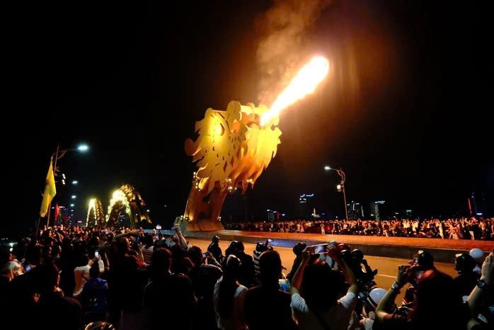Cầu Rồng phun lửa và sông Hàn quay nhịp Tết Bính Ngọ 2026 tại Đà Nẵng - Ảnh 1. Cầu Rồng phun lửa và sông Hàn quay nhịp Tết Bính Ngọ 2026 tại Đà Nẵng - Ảnh 1.