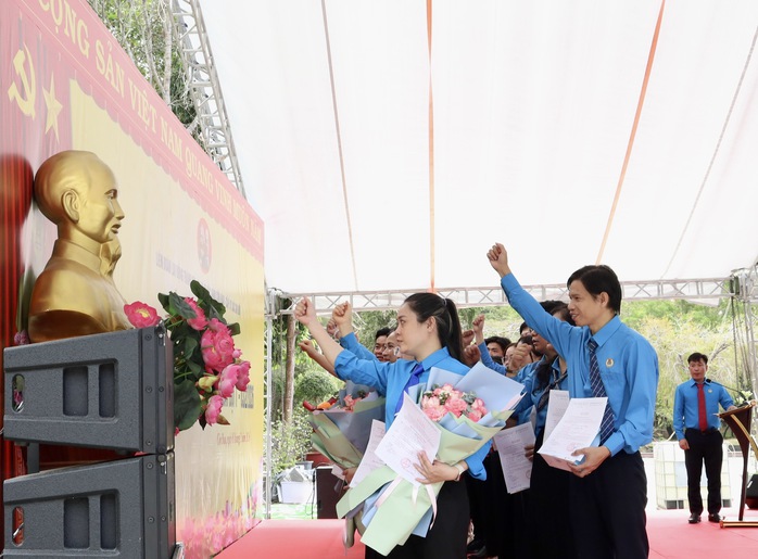 LĐLĐ TPHCM kết nạp 32 c&ocirc;ng nh&acirc;n, lao động ưu t&uacute; v&agrave;o Đảng tại Đặc khu C&ocirc;n Đảo - Ảnh 4.