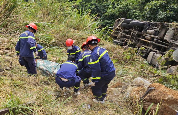 Tài xế tử vong trong cabin khi xe tải lao xuống vực đèo Bảo Lộc - Ảnh 2.