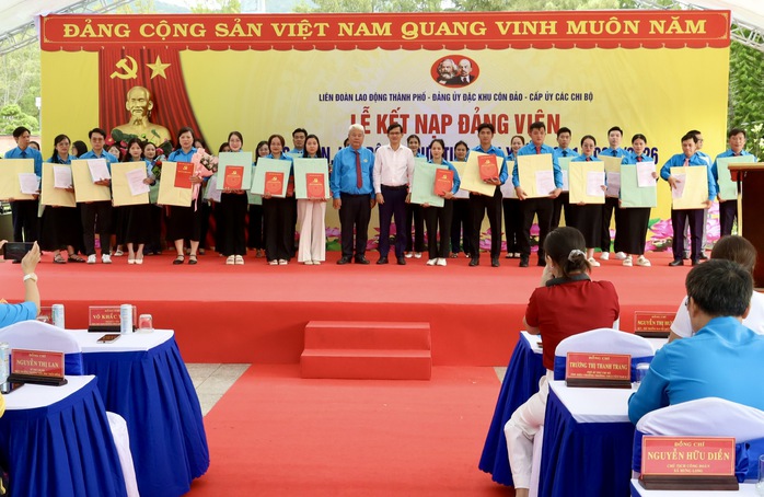 LĐLĐ TPHCM kết nạp 32 c&ocirc;ng nh&acirc;n, lao động ưu t&uacute; v&agrave;o Đảng tại Đặc khu C&ocirc;n Đảo - Ảnh 7.